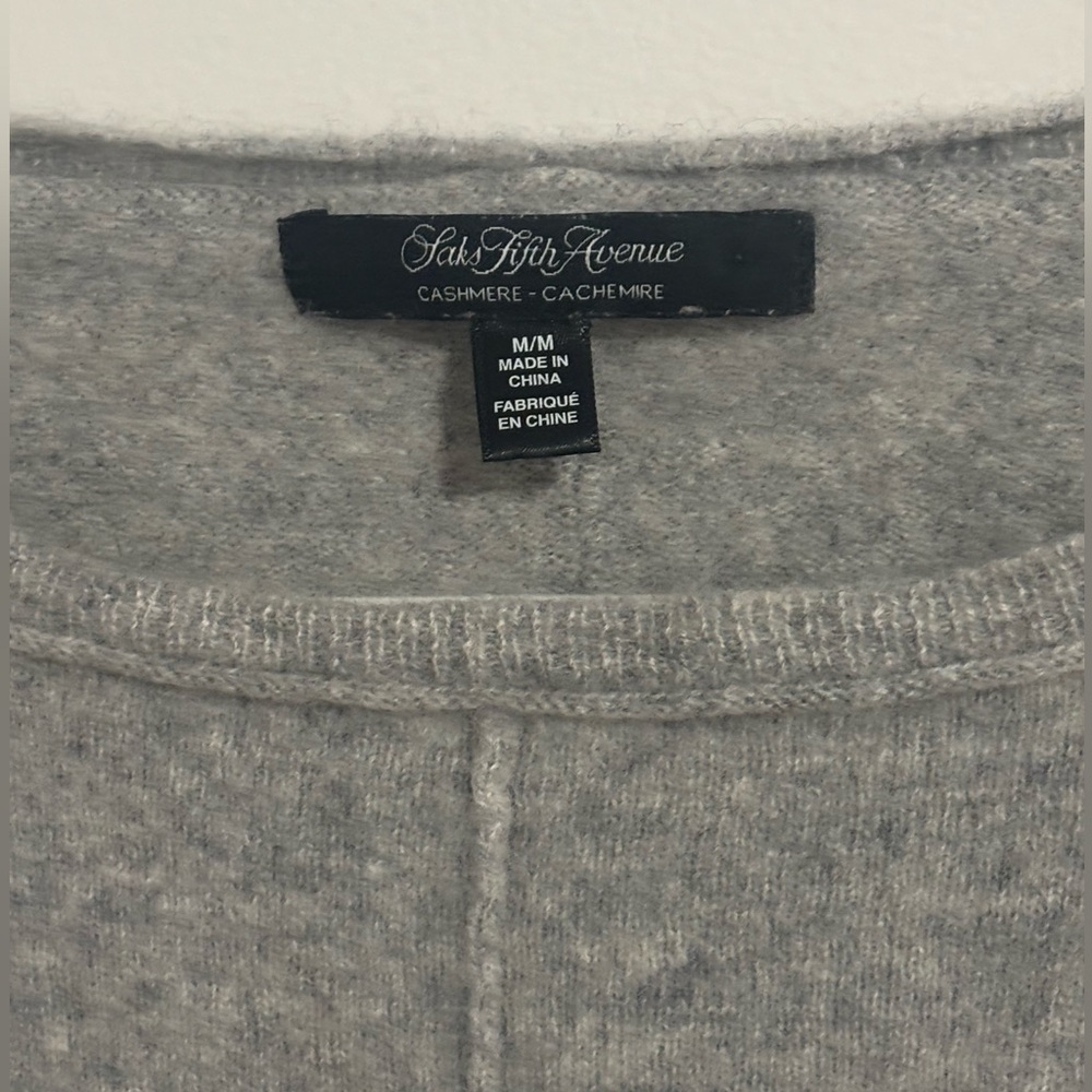 Women’s Cashmere Saks Fifth Avenue Gray Crew Neck Sweater Size Medium - Picture 2 of 4